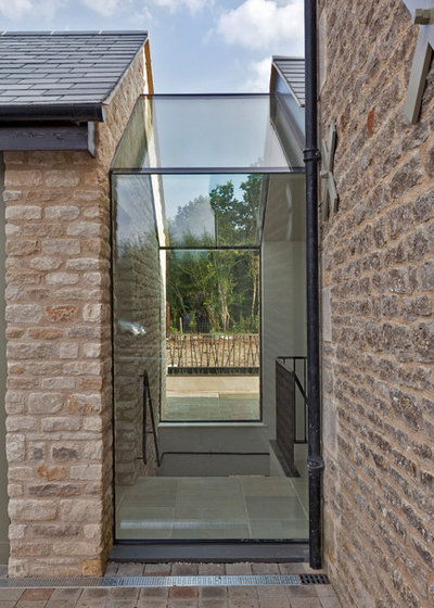 Contemporary House Exterior by Clifton SMR