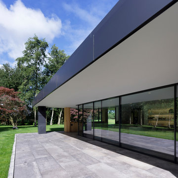 Contemporary Family Home with Sky-Frame