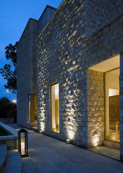 Trendy Hus & facade by Brilliant Lighting