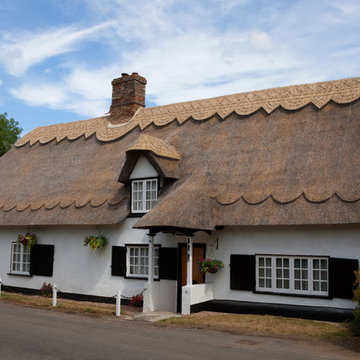 Country Cottage - Re-Ridged Thatched Roof