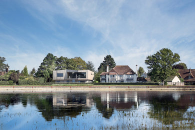 Imagen de fachada de casa moderna de tamaño medio de dos plantas con revestimiento de madera