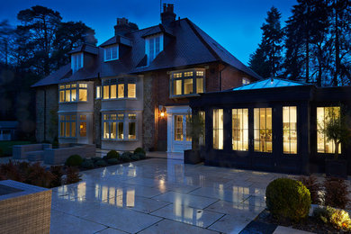 Großes, Einstöckiges Modernes Haus mit grauer Fassadenfarbe und Walmdach in Surrey