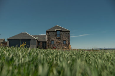 Zweistöckiges Landhaus Einfamilienhaus mit Steinfassade, Satteldach und Ziegeldach in Edinburgh