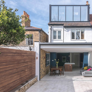 Mittelgroßes, Dreistöckiges, Weißes Modernes Haus mit Glasfassade und Satteldach in London