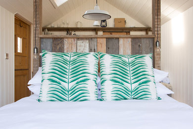 На фото: маленькая спальня в скандинавском стиле для на участке и в саду