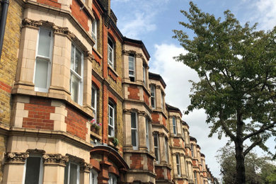 ロンドンにある中くらいなトラディショナルスタイルのおしゃれな家の外観 (レンガサイディング、マルチカラーの外壁、タウンハウス) の写真