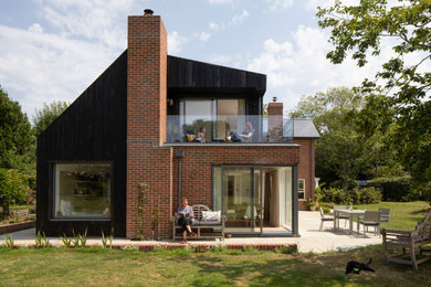 Пример оригинального дизайна: двухэтажный частный загородный дом в современном стиле с комбинированной облицовкой