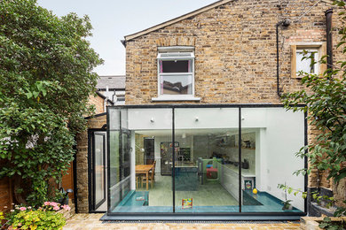 Idee per la facciata di una casa grande moderna a un piano con rivestimento in vetro