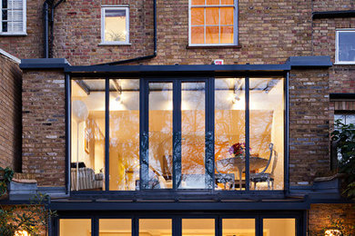 ロンドンにあるインダストリアルスタイルのおしゃれな家の外観の写真
