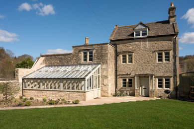 Imagen de fachada de casa pareada gris campestre de dos plantas con revestimiento de piedra y tejado a dos aguas