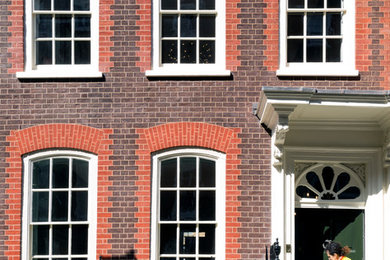 ロンドンにあるラグジュアリーな中くらいなコンテンポラリースタイルのおしゃれな家の外観 (レンガサイディング、タウンハウス) の写真