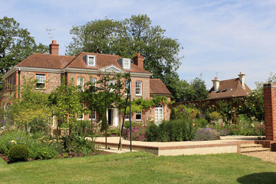 Exemple d'une façade de maison chic.