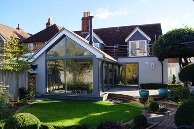 Kleine, Einstöckige Moderne Doppelhaushälfte mit Putzfassade, grauer Fassadenfarbe, Satteldach und Ziegeldach in Wiltshire