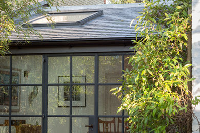 Imagen de fachada de casa bifamiliar multicolor bohemia de tamaño medio de tres plantas con revestimiento de ladrillo, tejado a dos aguas y tejado de teja de barro