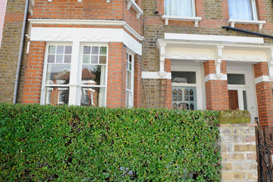 ロンドンにあるトラディショナルスタイルのおしゃれな家の外観の写真