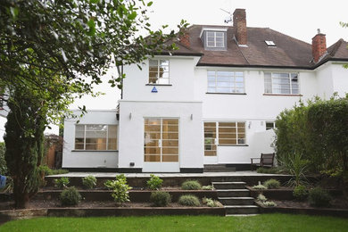 Пример оригинального дизайна: трехэтажный, белый дом в стиле модернизм