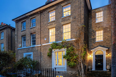 ロンドンにあるヴィクトリアン調のおしゃれな家の外観の写真