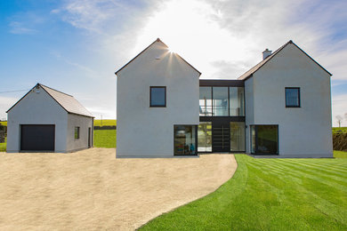 Imagen de fachada de casa blanca minimalista grande de dos plantas con tejado a cuatro aguas y tejado de teja de barro