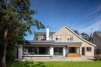 Idées déco pour une façade de maison blanche moderne de taille moyenne avec un revêtement mixte, un toit plat et un toit en métal.