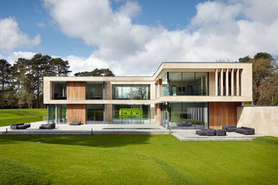 Zweistöckiges Modernes Einfamilienhaus mit beiger Fassadenfarbe und Flachdach in Surrey