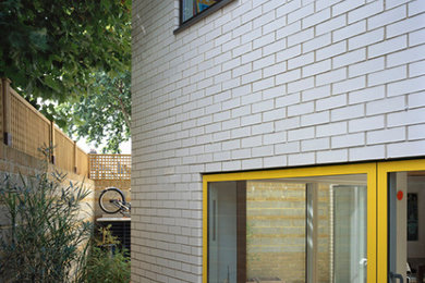ロンドンにある低価格の中くらいなコンテンポラリースタイルのおしゃれな家の外観 (レンガサイディング) の写真
