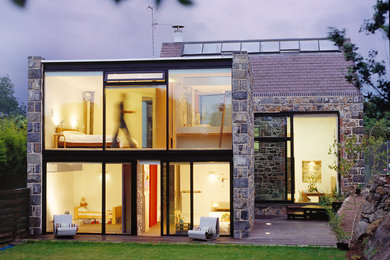 Modelo de fachada contemporánea de dos plantas con revestimiento de vidrio