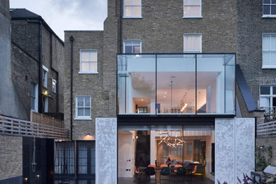 ロンドンにあるラグジュアリーなモダンスタイルのおしゃれな家の外観 (レンガサイディング、デュープレックス) の写真