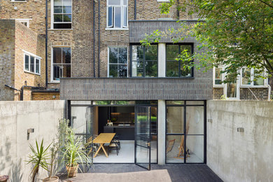 ロンドンにある高級な中くらいなインダストリアルスタイルのおしゃれな家の外観の写真