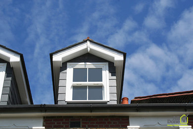 Ejemplo de fachada de casa bifamiliar multicolor tradicional de tamaño medio de tres plantas con revestimiento de ladrillo, tejado a dos aguas y tejado de teja de barro