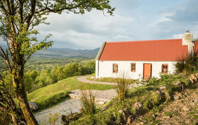 In Irlanda, il Cottage Silente Circondato da Boschi e Laghi