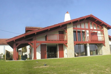 Modelo de fachada de casa blanca actual grande de una planta con revestimiento de piedra, tejado a dos aguas y tejado de teja de barro