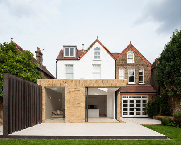 Contemporary House Exterior by IQ Glass UK