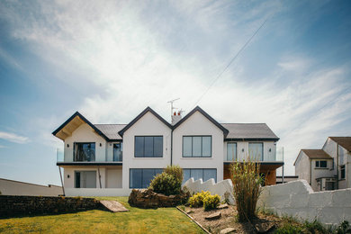 Mittelgroßes, Zweistöckiges Modernes Haus mit weißer Fassadenfarbe, Satteldach und Ziegeldach in Sonstige