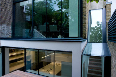 Inspiration för mellanstora moderna hus, med tre eller fler plan och blandad fasad