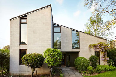 Großes, Zweistöckiges Modernes Haus mit Betonfassade und grauer Fassadenfarbe in Hampshire