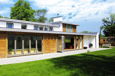 Photo of a contemporary bungalow house exterior in Berkshire.