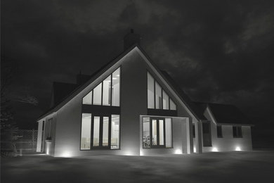Inspiration för mellanstora moderna vita hus, med två våningar, stuckatur och sadeltak