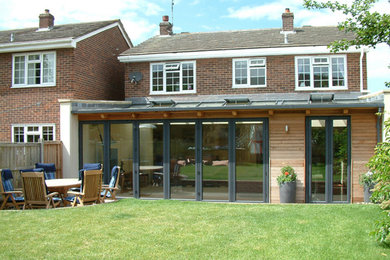 Modelo de fachada de casa moderna de dos plantas con revestimiento de madera, tejado a dos aguas y tejado de teja de barro