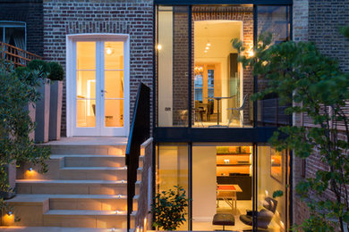 Mittelgroßes, Dreistöckiges Modernes Haus mit Backsteinfassade in London