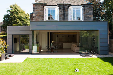 Photo of a contemporary two floor house exterior in Edinburgh.