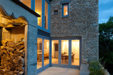 Zweistöckiges Landhausstil Haus mit Mix-Fassade und weißer Fassadenfarbe in Gloucestershire