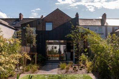Modelo de fachada de casa pareada minimalista con tejado a dos aguas