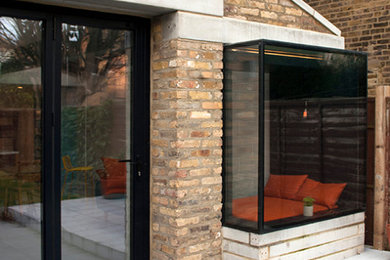ロンドンにある高級な中くらいなコンテンポラリースタイルのおしゃれな家の外観 (レンガサイディング、タウンハウス) の写真