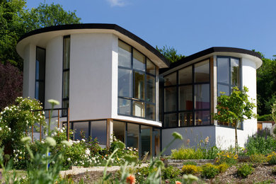 Mittelgroßes, Zweistöckiges Modernes Einfamilienhaus mit Putzfassade, weißer Fassadenfarbe, Satteldach und Misch-Dachdeckung in Buckinghamshire