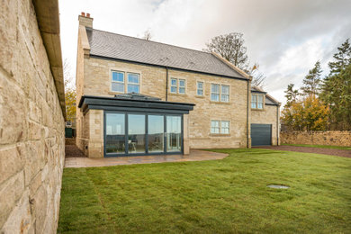 Diseño de fachada de casa beige minimalista de dos plantas con revestimiento de piedra, tejado a dos aguas y tejado de teja de barro