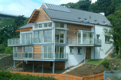 Idées déco pour une façade de maison contemporaine de taille moyenne.