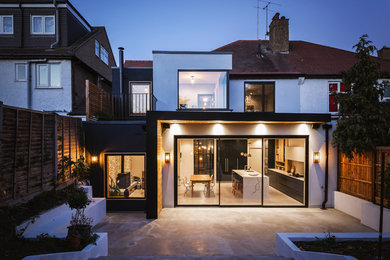 ロンドンにある北欧スタイルのおしゃれな家の外観の写真