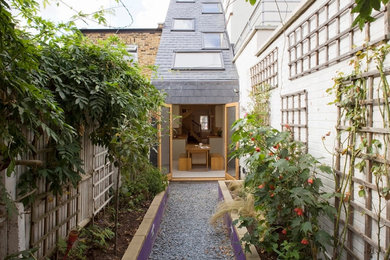 На фото: маленький дом в современном стиле для на участке и в саду