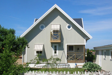 ヨーテボリにあるトランジショナルスタイルのおしゃれな家の外観の写真