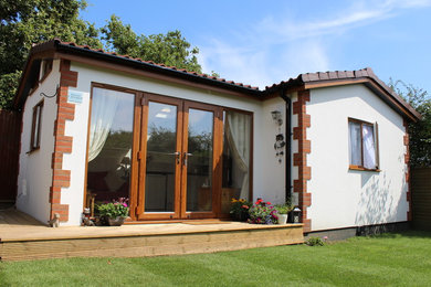 Источник вдохновения для домашнего уюта: маленький дом в классическом стиле для на участке и в саду
